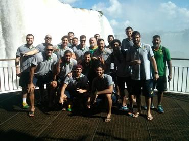 Seleção Júnior e comissão técnica nas Cataratas do Iguaçu
